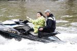 Amsterdam 28 mei 2019
Birgit Schuurman arriveert op een jetski bij cafe de waterkant om daar een gids van Liptonice uit te reiken aan eigenaar van de waterkant.