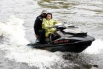 Amsterdam 28 mei 2019
Birgit Schuurman arriveert op een jetski bij cafe de waterkant om daar een gids van Liptonice uit te reiken aan eigenaar van de waterkant.