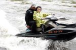 Amsterdam 28 mei 2019
Birgit Schuurman arriveert op een jetski bij cafe de waterkant om daar een gids van Liptonice uit te reiken aan eigenaar van de waterkant.
