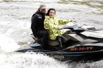 Amsterdam 28 mei 2019
Birgit Schuurman arriveert op een jetski bij cafe de waterkant om daar een gids van Liptonice uit te reiken aan eigenaar van de waterkant.