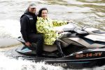 Amsterdam 28 mei 2019
Birgit Schuurman arriveert op een jetski bij cafe de waterkant om daar een gids van Liptonice uit te reiken aan eigenaar van de waterkant.