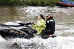 Amsterdam 28 mei 2019
Birgit Schuurman arriveert op een jetski bij cafe de waterkant om daar een gids van Liptonice uit te reiken aan eigenaar van de waterkant.