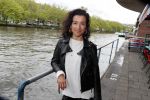 Amsterdam 28 mei 2019
Birgit Schuurman arriveert op een jetski bij cafe de waterkant om daar een gids van Liptonice uit te reiken aan eigenaar van de waterkant.