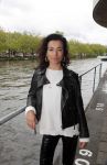 Amsterdam 28 mei 2019
Birgit Schuurman arriveert op een jetski bij cafe de waterkant om daar een gids van Liptonice uit te reiken aan eigenaar van de waterkant.