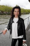 Amsterdam 28 mei 2019
Birgit Schuurman arriveert op een jetski bij cafe de waterkant om daar een gids van Liptonice uit te reiken aan eigenaar van de waterkant.