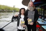 Amsterdam 28 mei 2019
Birgit Schuurman arriveert op een jetski bij cafe de waterkant om daar een gids van Liptonice uit te reiken aan eigenaar van de waterkant.
