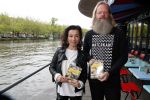 Amsterdam 28 mei 2019
Birgit Schuurman arriveert op een jetski bij cafe de waterkant om daar een gids van Liptonice uit te reiken aan eigenaar van de waterkant.