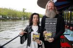 Amsterdam 28 mei 2019
Birgit Schuurman arriveert op een jetski bij cafe de waterkant om daar een gids van Liptonice uit te reiken aan eigenaar van de waterkant.