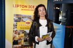 Amsterdam 28 mei 2019
Birgit Schuurman arriveert op een jetski bij cafe de waterkant om daar een gids van Liptonice uit te reiken aan eigenaar van de waterkant.