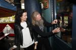 Amsterdam 28 mei 2019
Birgit Schuurman arriveert op een jetski bij cafe de waterkant om daar een gids van Liptonice uit te reiken aan eigenaar van de waterkant.