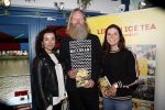 Amsterdam 28 mei 2019
Birgit Schuurman arriveert op een jetski bij cafe de waterkant om daar een gids van Liptonice uit te reiken aan eigenaar van de waterkant.