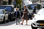 Amsterdam 23 mei 2019
Bridget Maassland haalt met haar mini cooper Cabrio zoon Mees op.