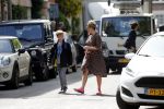 Amsterdam 23 mei 2019
Bridget Maassland haalt met haar mini cooper Cabrio zoon Mees op.