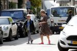 Amsterdam 23 mei 2019
Bridget Maassland haalt met haar mini cooper Cabrio zoon Mees op.