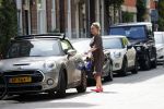Amsterdam 23 mei 2019
Bridget Maassland haalt met haar mini cooper Cabrio zoon Mees op.