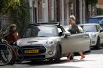 Amsterdam 23 mei 2019
Bridget Maassland haalt met haar mini cooper Cabrio zoon Mees op.
