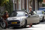 Amsterdam 23 mei 2019
Bridget Maassland haalt met haar mini cooper Cabrio zoon Mees op.