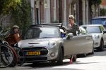 Amsterdam 23 mei 2019
Bridget Maassland haalt met haar mini cooper Cabrio zoon Mees op.