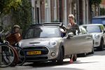 Amsterdam 23 mei 2019
Bridget Maassland haalt met haar mini cooper Cabrio zoon Mees op.