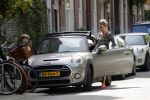 Amsterdam 23 mei 2019
Bridget Maassland haalt met haar mini cooper Cabrio zoon Mees op.