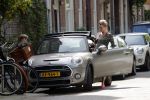 Amsterdam 23 mei 2019
Bridget Maassland haalt met haar mini cooper Cabrio zoon Mees op.