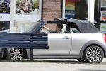Amsterdam 23 mei 2019
Bridget Maassland haalt met haar mini cooper Cabrio zoon Mees op.