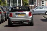 Amsterdam 23 mei 2019
Bridget Maassland haalt met haar mini cooper Cabrio zoon Mees op.