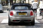 Amsterdam 23 mei 2019
Bridget Maassland haalt met haar mini cooper Cabrio zoon Mees op.