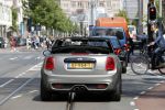Amsterdam 23 mei 2019
Bridget Maassland haalt met haar mini cooper Cabrio zoon Mees op.