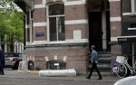 Amsterdam 28 mei 2019
Bij Bridget Maasland voor haar huis liggen een matras en hout voor de deur.