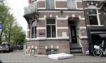 Amsterdam 28 mei 2019
Bij Bridget Maasland voor haar huis liggen een matras en hout voor de deur.