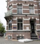 Amsterdam 28 mei 2019
Bij Bridget Maasland voor haar huis liggen een matras en hout voor de deur.