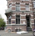 Amsterdam 28 mei 2019
Bij Bridget Maasland voor haar huis liggen een matras en hout voor de deur.