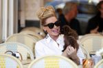 Amsterdam 29 mei 2019
Connie Witteman met hondje op terras.
