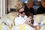Amsterdam 29 mei 2019
Connie Witteman met hondje op terras.