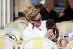 Amsterdam 29 mei 2019
Connie Witteman met hondje op terras.