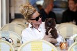 Amsterdam 29 mei 2019
Connie Witteman met hondje op terras.