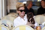 Amsterdam 29 mei 2019
Connie Witteman met hondje op terras.