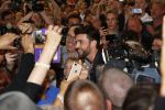 Schiphol  19 mei 2019
Vele fans wachten Duncan Laurence op nadat hij op schiphol is geland . De avond ervoor heeft hij het songfestival gewonnen in israel