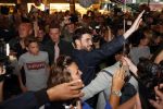 Schiphol  19 mei 2019
Vele fans wachten Duncan Laurence op nadat hij op schiphol is geland . De avond ervoor heeft hij het songfestival gewonnen in israel