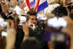 Schiphol  19 mei 2019
Vele fans wachten Duncan Laurence op nadat hij op schiphol is geland . De avond ervoor heeft hij het songfestival gewonnen in israel