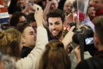 Schiphol  19 mei 2019
Vele fans wachten Duncan Laurence op nadat hij op schiphol is geland . De avond ervoor heeft hij het songfestival gewonnen in israel