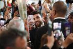 Schiphol  19 mei 2019
Vele fans wachten Duncan Laurence op nadat hij op schiphol is geland . De avond ervoor heeft hij het songfestival gewonnen in israel