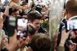Schiphol  19 mei 2019
Vele fans wachten Duncan Laurence op nadat hij op schiphol is geland . De avond ervoor heeft hij het songfestival gewonnen in israel