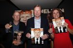 Amsterdam 29 mei 2019
10 jaar magazine Helden geporesnteerd bij Gassan Diamonds.
Frits en Barbara Barend praten met inge de Bruijn Ronald Koeman en Giovanni Bronkhorst.