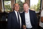 Amsterdam 29 mei 2019
10 jaar magazine Helden geporesnteerd bij Gassan Diamonds.
Frits en Barbara Barend praten met inge de Bruijn Ronald Koeman en Giovanni Bronkhorst. Benno Leeser en Ronald Koeman