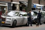 Amsterdam 25 mei 2019
Gerard Spong met partner en hun hondje op de beethovenstraat. Ze rijden in hun Rolls Royce.