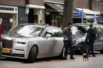 Amsterdam 25 mei 2019
Gerard Spong met partner en hun hondje op de beethovenstraat. Ze rijden in hun Rolls Royce.