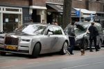 Amsterdam 25 mei 2019
Gerard Spong met partner en hun hondje op de beethovenstraat. Ze rijden in hun Rolls Royce.