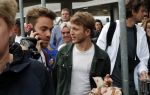 Schiphol  19 mei 2019
Vele fans wachten Duncan Laurence op nadat hij op schiphol is geland . De avond ervoor heeft hij het songfestival gewonnen in israel